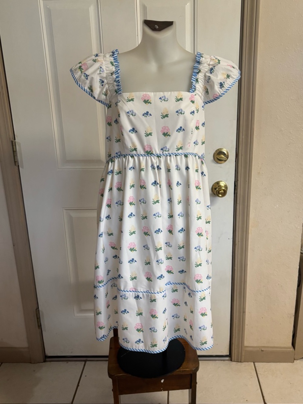 Med Shein white/blue Floral Mini Cap Sleeve Babydoll Boho Mini Dress.  In EUC!